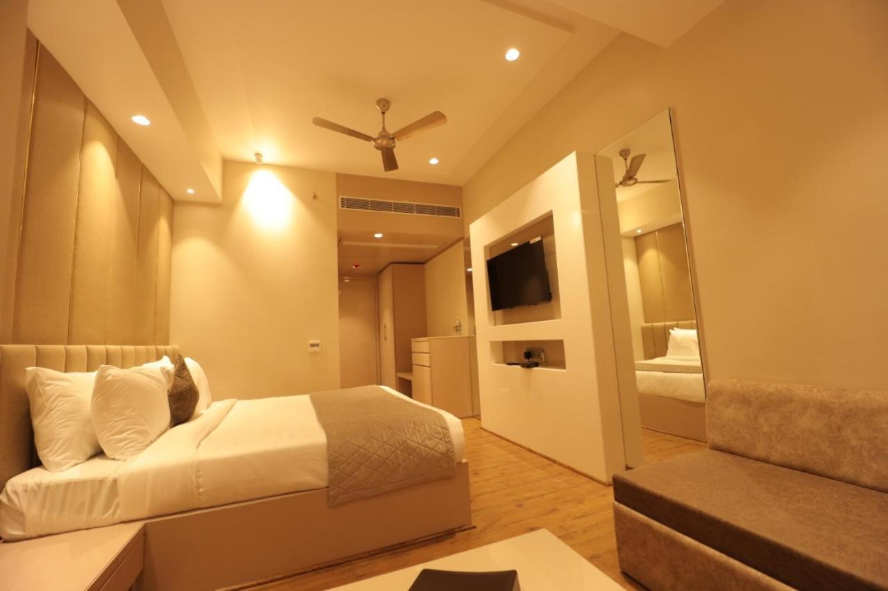 Hotel Mvr Grand Kánpur Exteriér fotografie